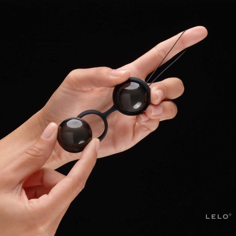 Lelo Ben Wa Beads Noir on hands